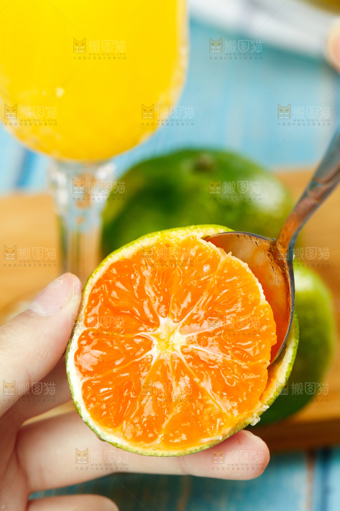 手里拿着蜜橘