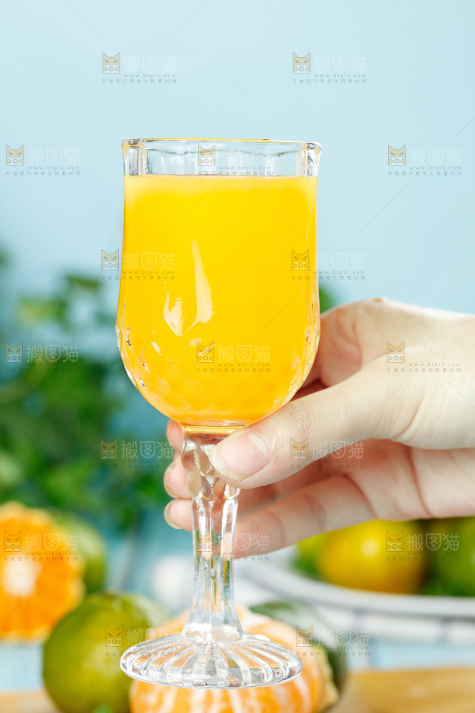 手里拿着蜜橘