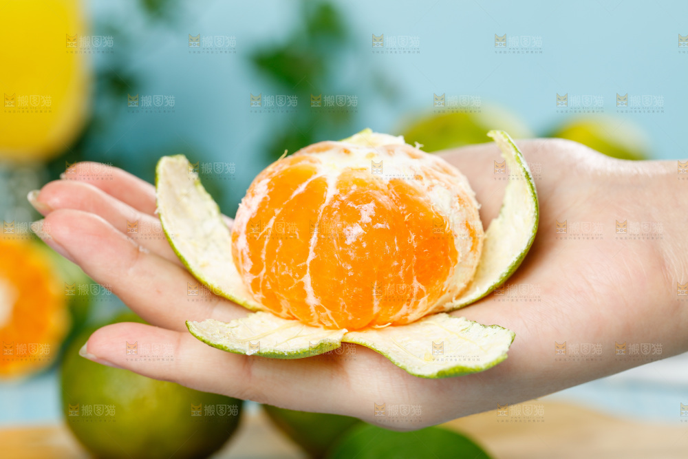手里拿着蜜橘