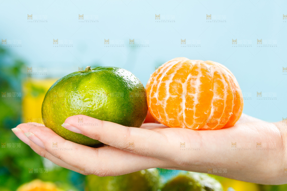 手里拿着蜜橘