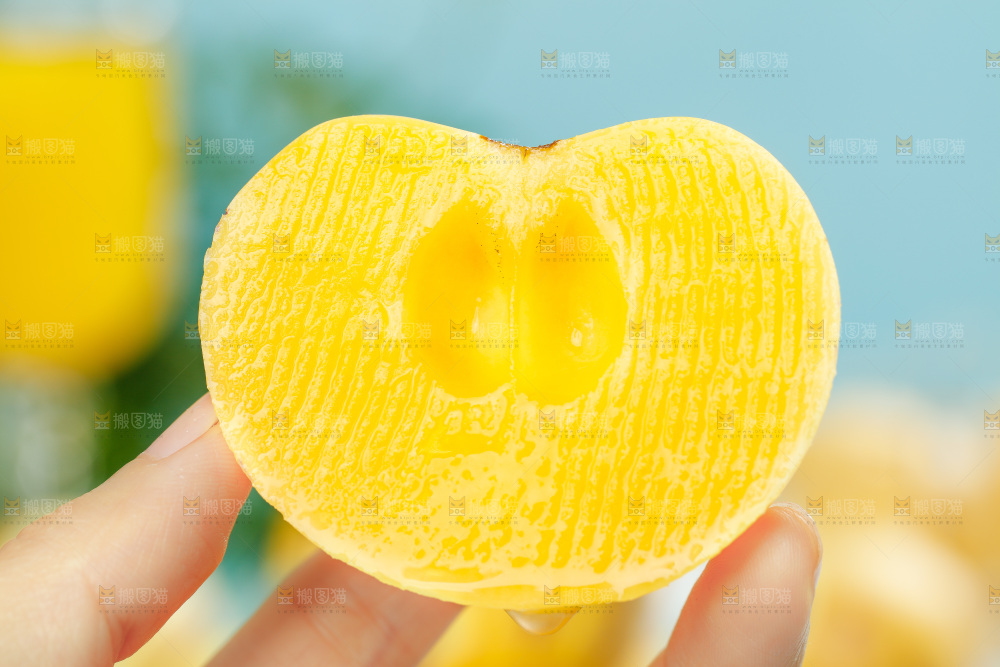手里拿着人参果