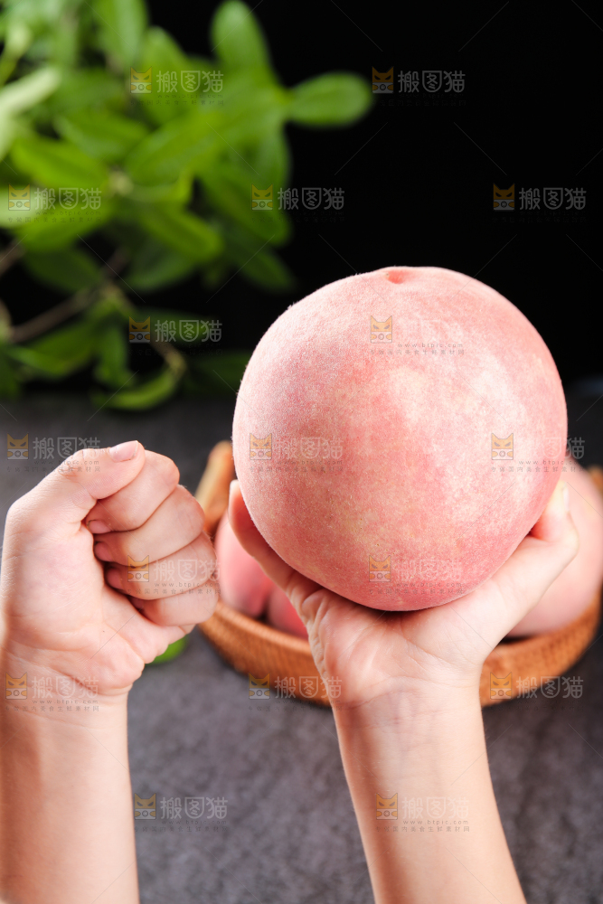 手里拿着大脆桃