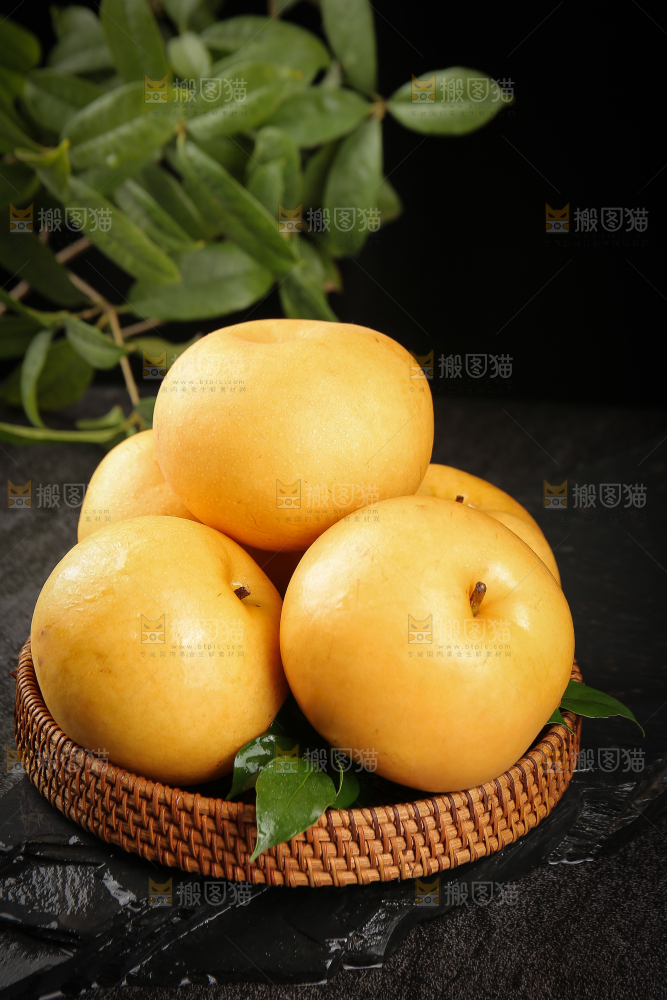 篮子里的新鲜秋月梨