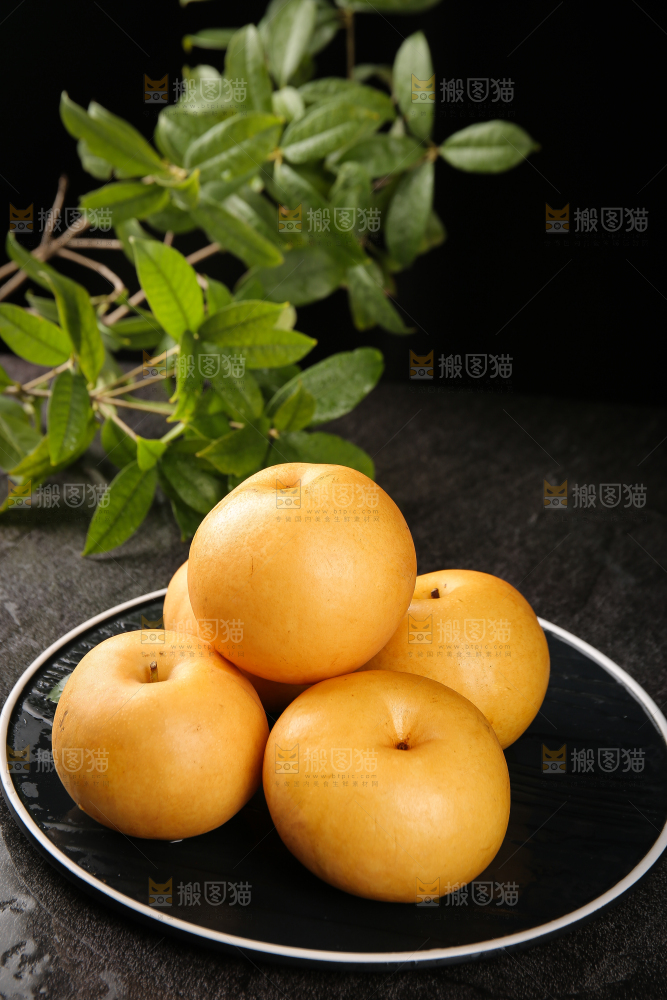 黑底上摆放着秋月梨