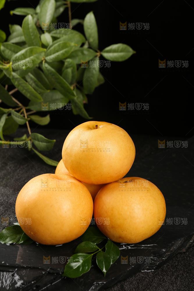 黑底上摆放着秋月梨