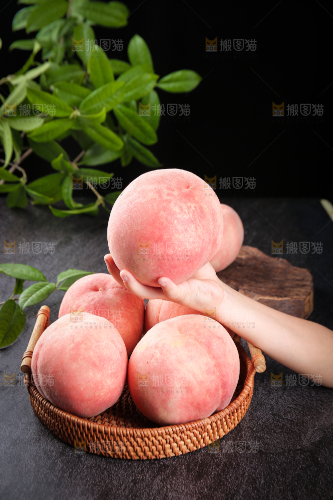 手里拿着大脆桃
