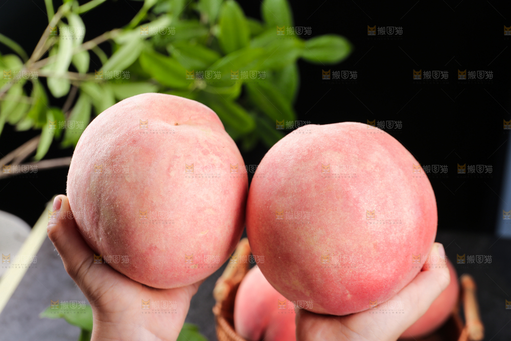 手里拿着大脆桃