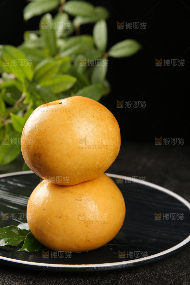 黑底上的新鲜秋月梨