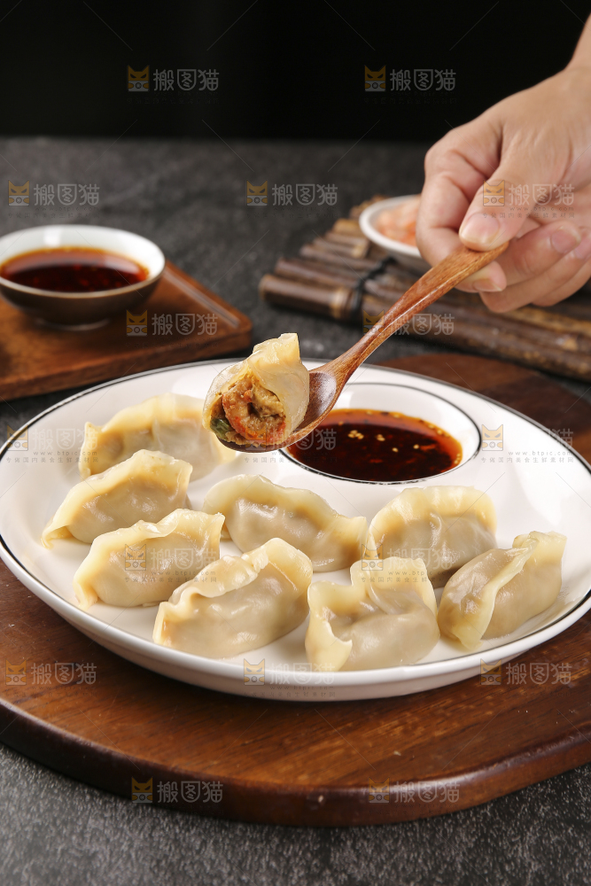 勺子上放着小龙虾饺子