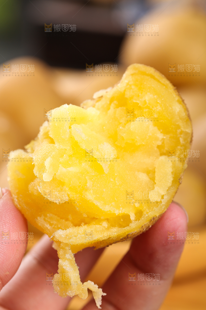 手里拿着剥皮的小土豆