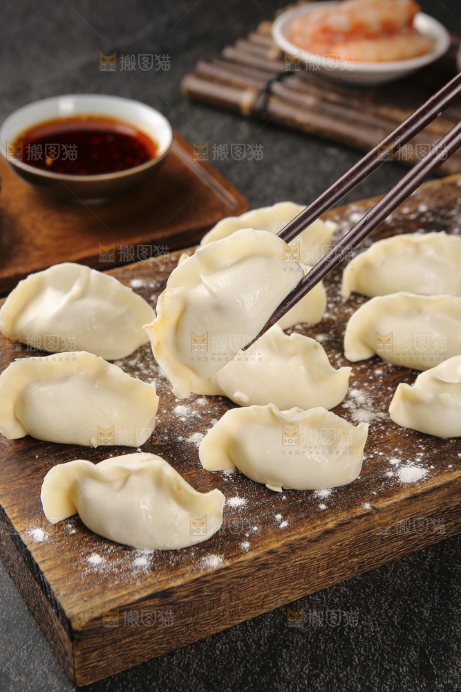 筷子上夹着手工饺子
