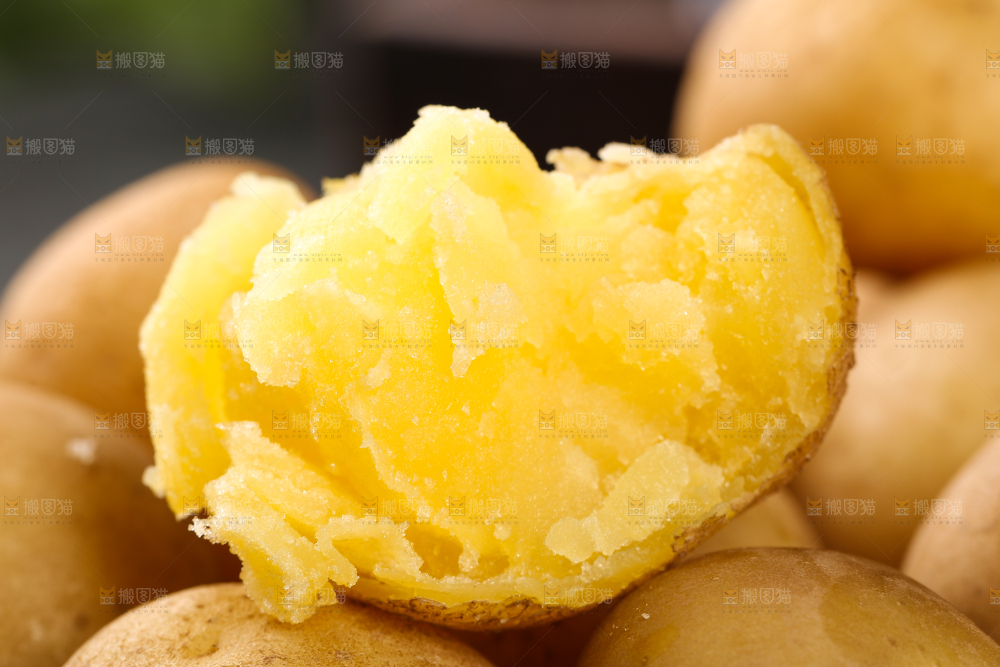 堆放着的黄心小土豆