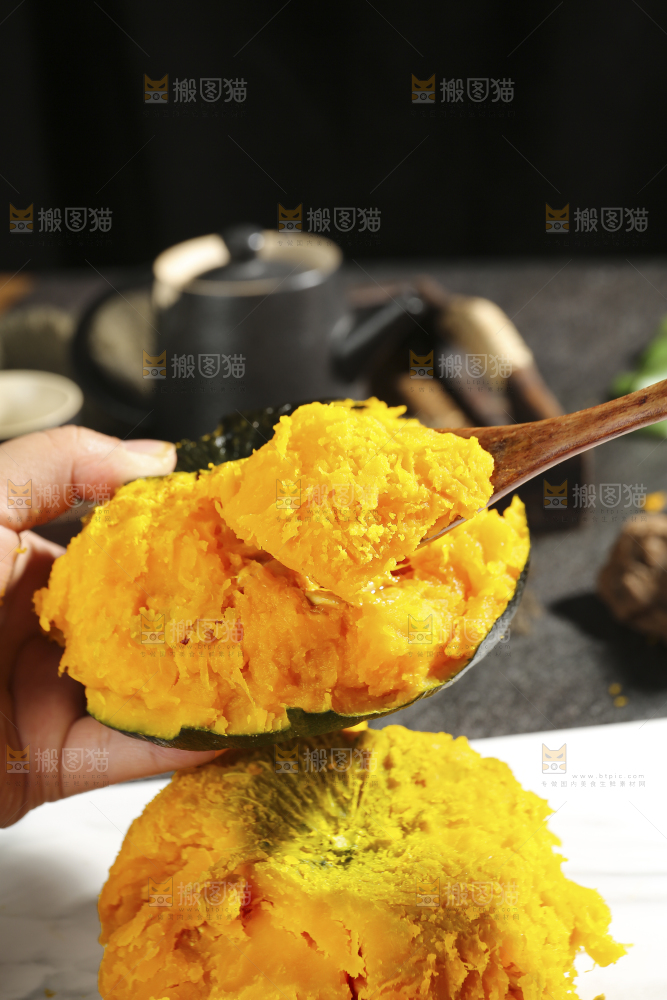 勺子上放着贝贝南瓜肉