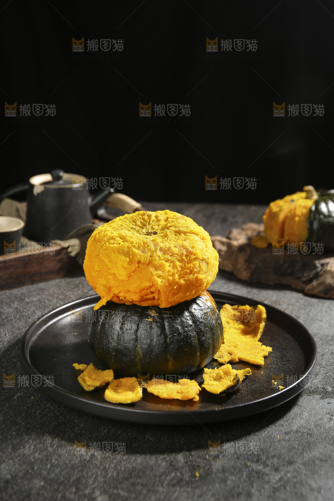 盘子里放着贝贝南瓜