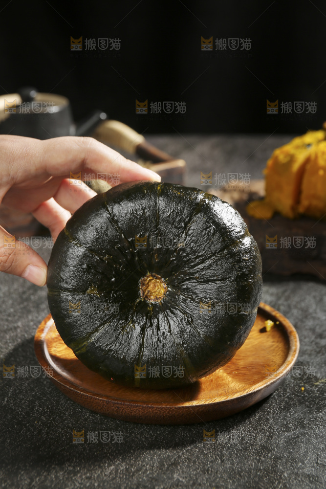 手拿着贝贝南瓜