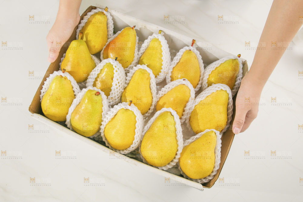 手里拿着一箱太婆梨