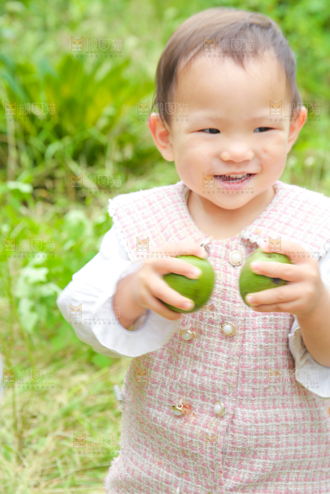 小孩手里拿着青核桃
