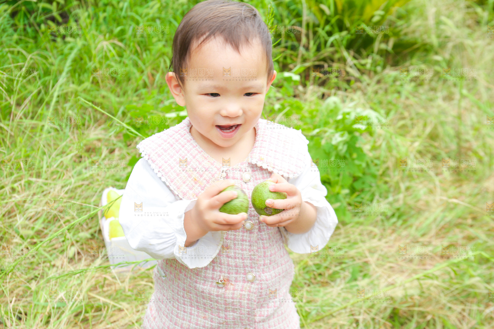 小孩手里拿着青核桃