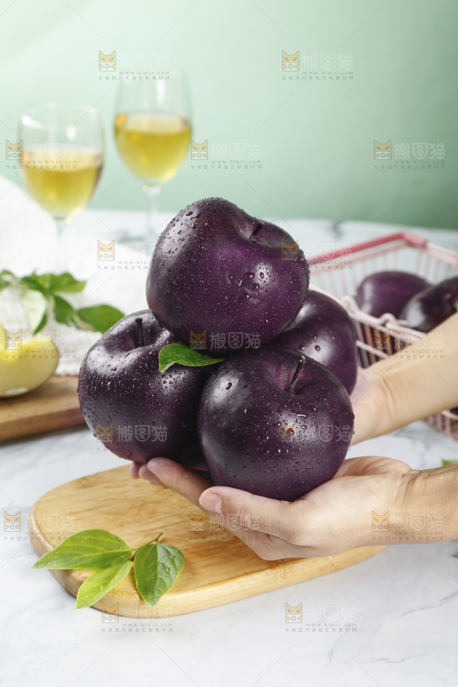 手里捧着黑苹果