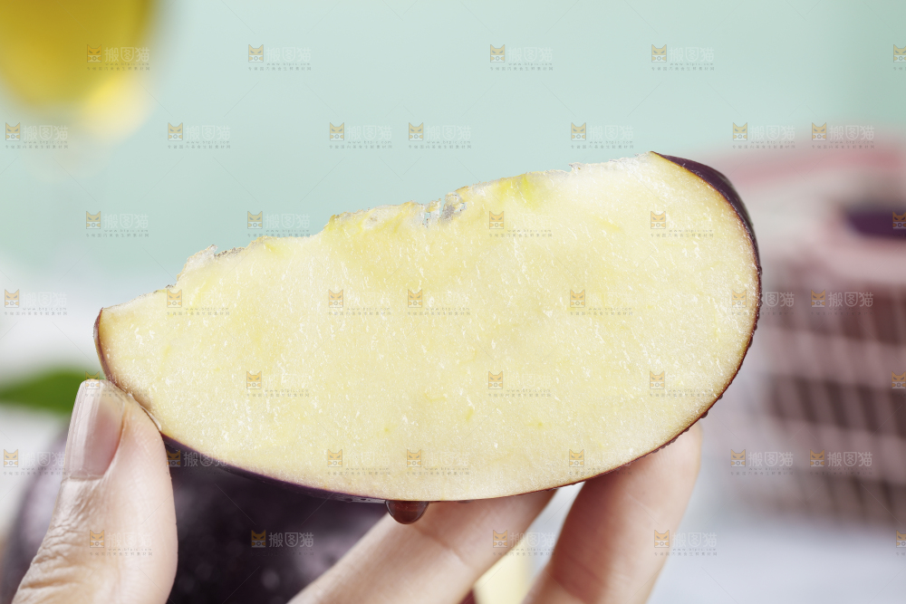 手上拿着一瓣黑苹果