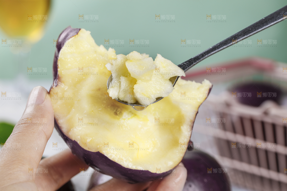 勺子里的黑苹果果肉