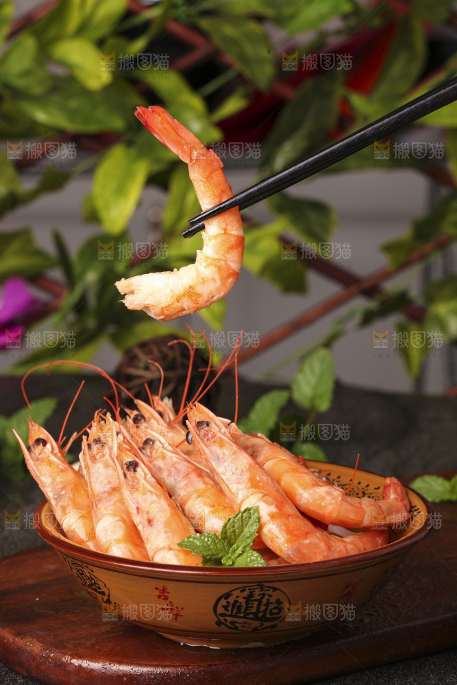 筷子上夹着清蒸大虾