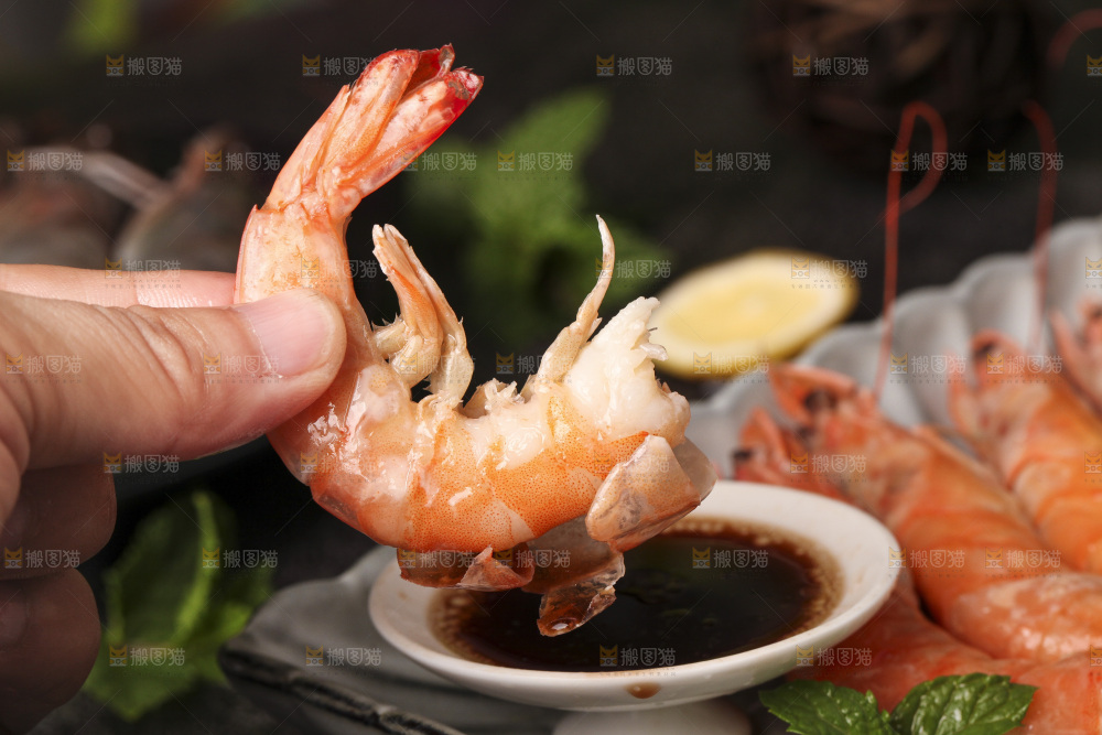 手里拿着白灼大虾