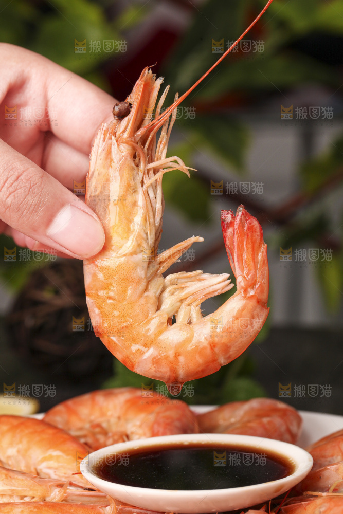 手拿着白灼大虾
