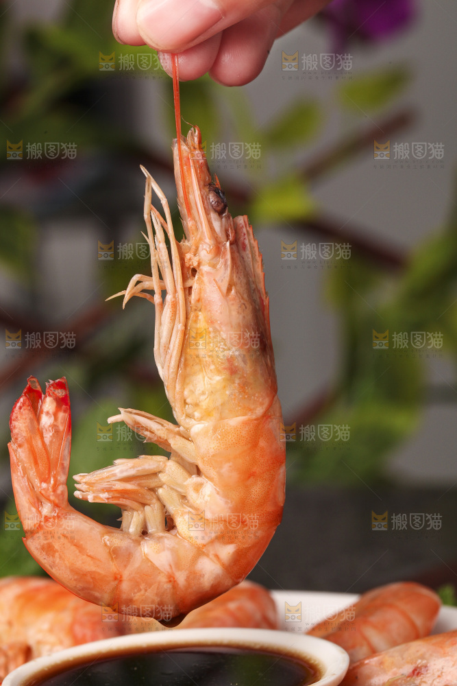 手拿着白灼大虾