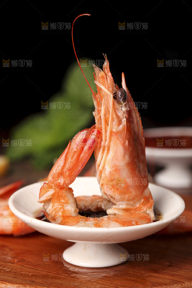 蘸料碟里的白灼虾