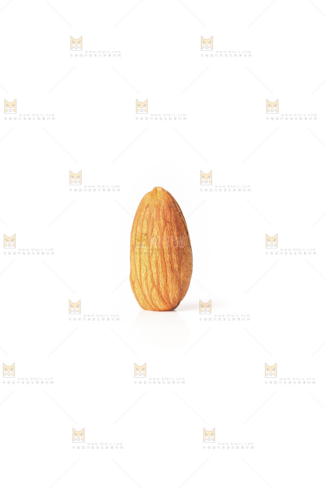 白底上的巴旦木仁