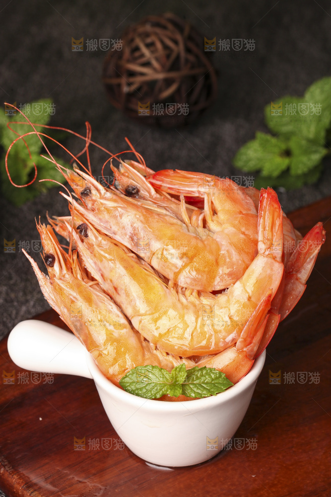 木底上的一碗大虾