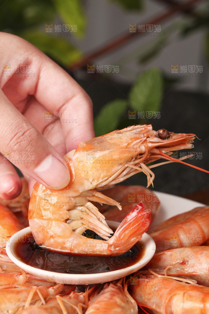 手拿着白灼大虾