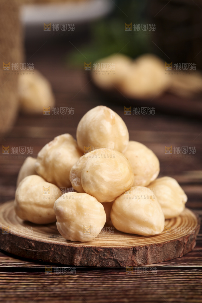 木底上摆放着榛子仁