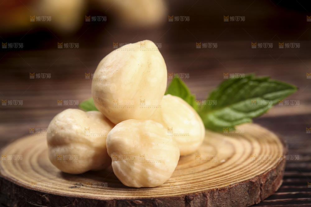 木底上放着榛子仁