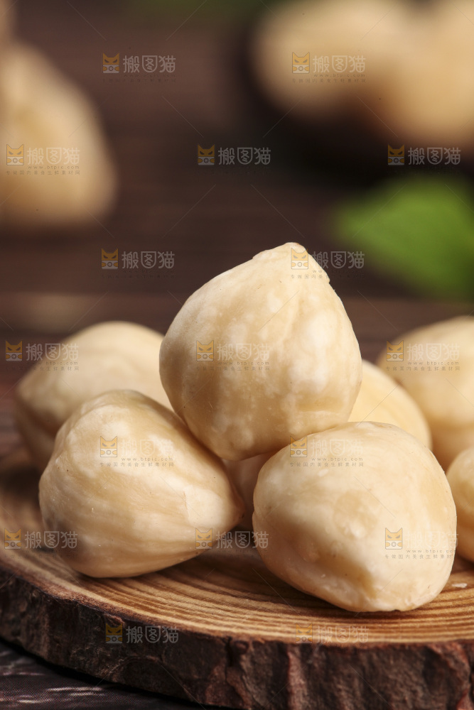 木底上放着榛子仁