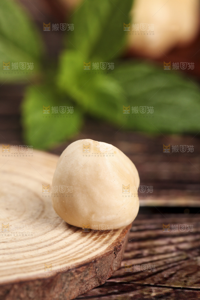木底上放着榛子仁