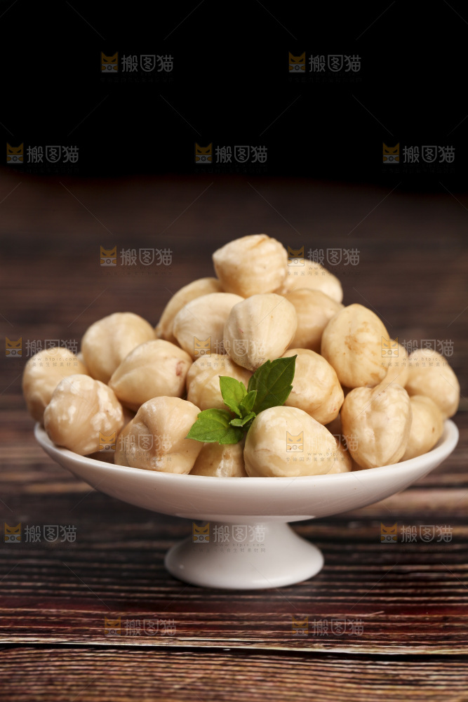 木底上的一碟东北榛子