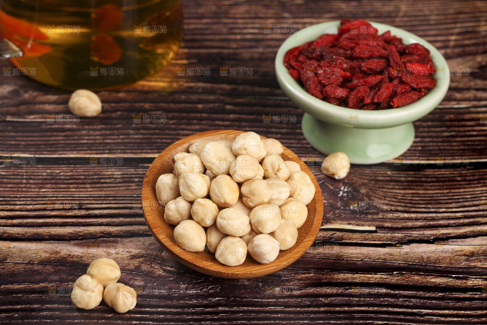 木底上的一盘熟榛子仁