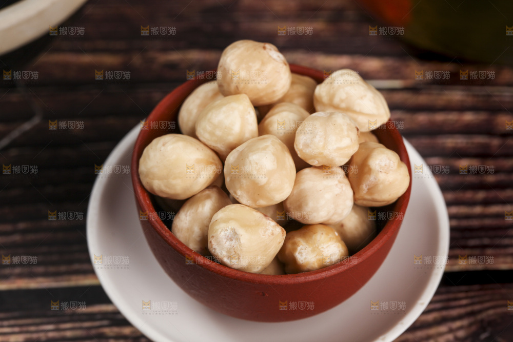 一小碗榛子仁