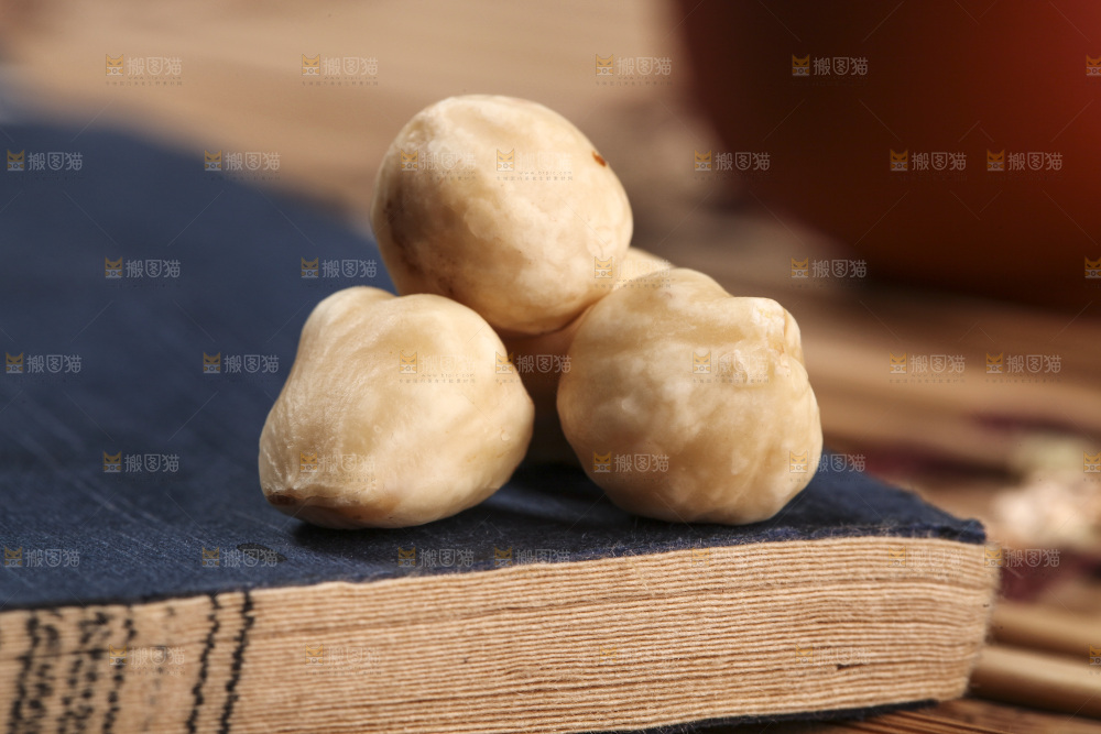书上堆放着的榛子