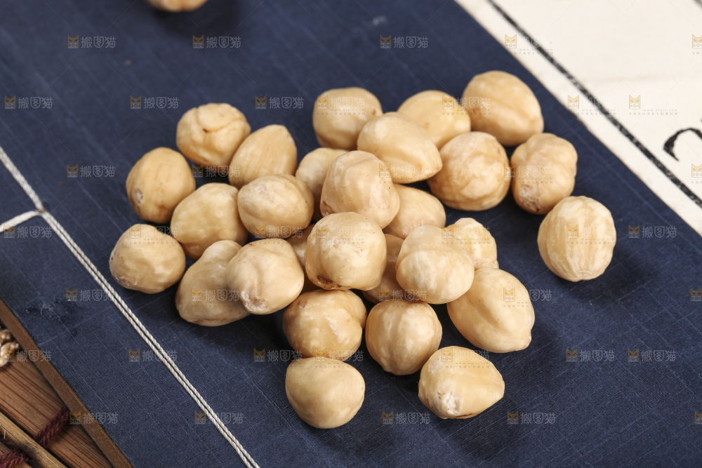 书上堆放着的榛子