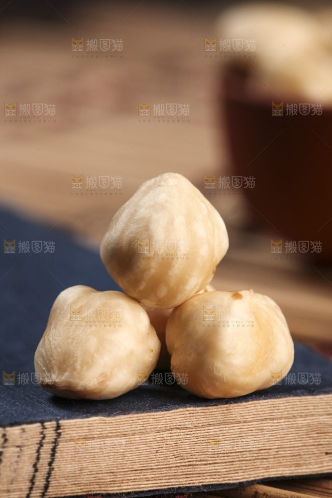 书上堆放着的榛子