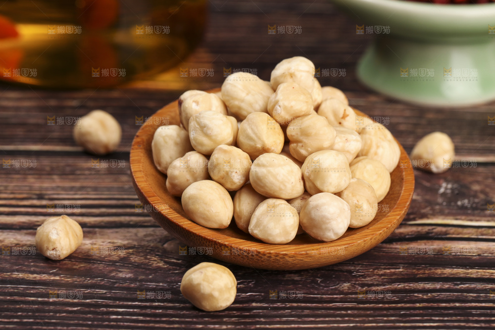 木底上的一盘熟榛子仁