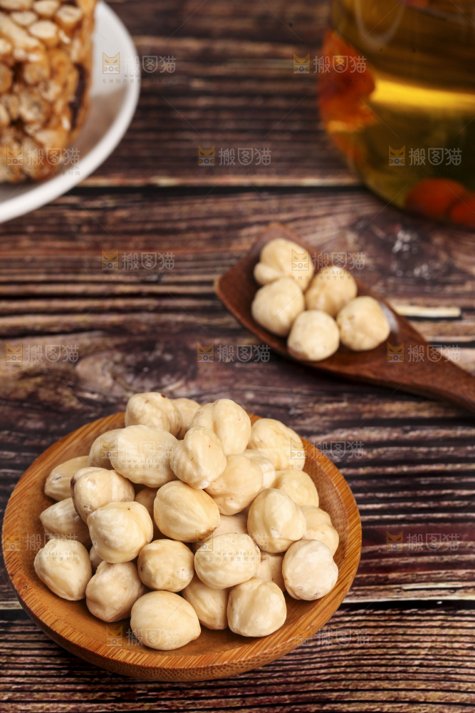 木底上的一盘榛子仁