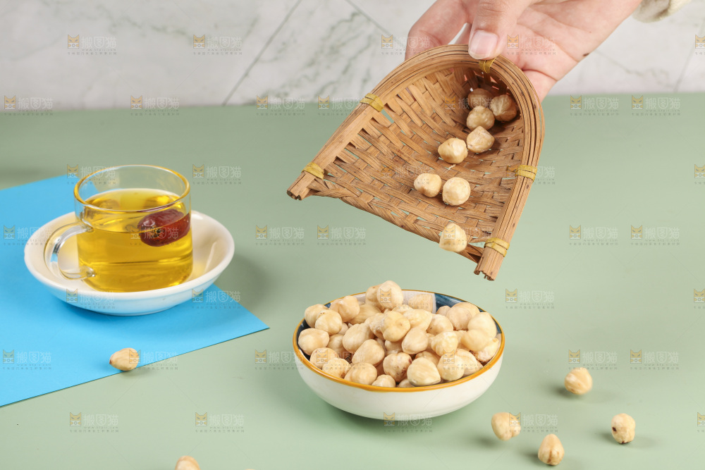 手拿着一小筐榛子