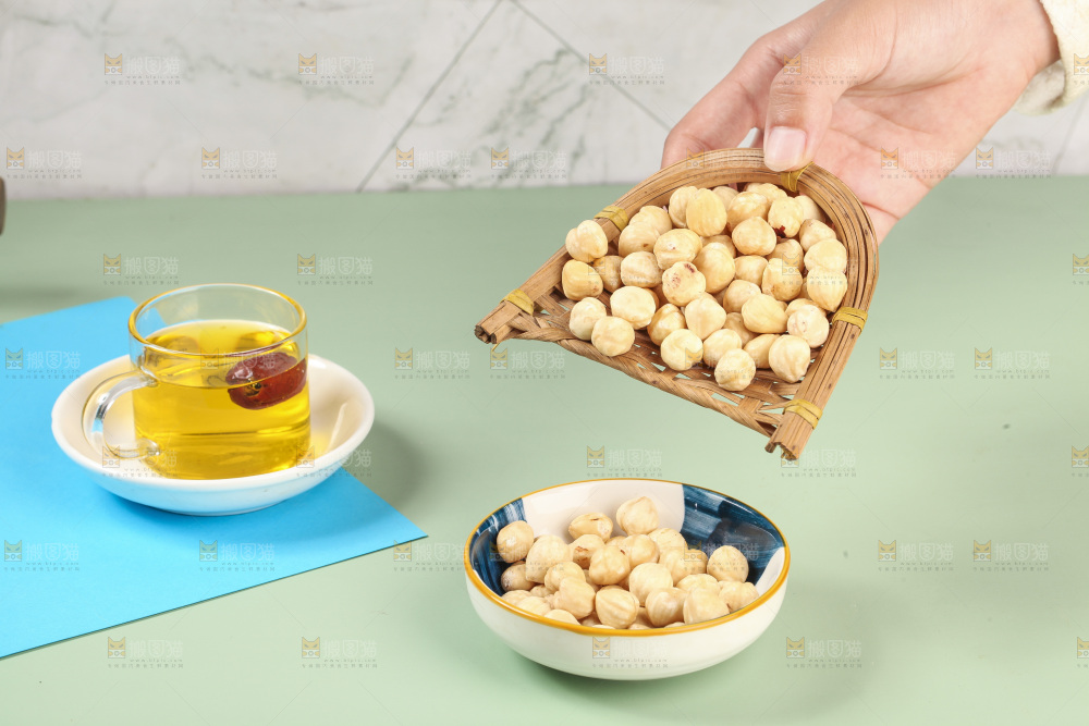 手拿着一小筐榛子