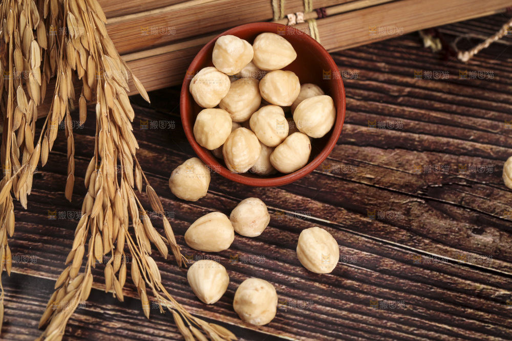 木底上的一杯榛子