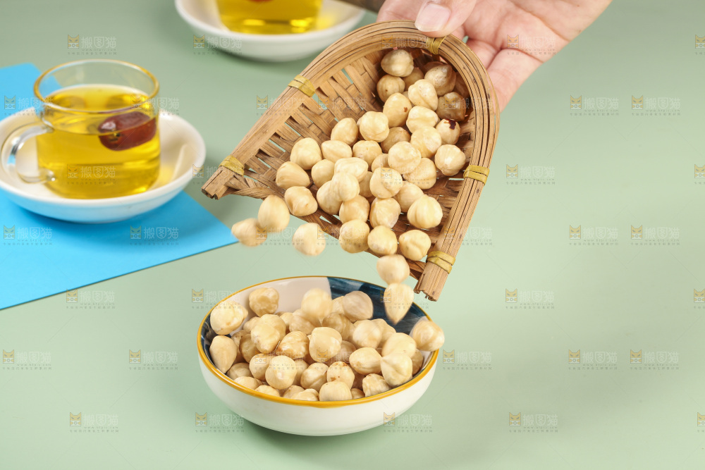 手拿着一小筐榛子