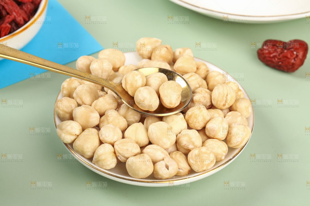 勺子里的东北榛子仁